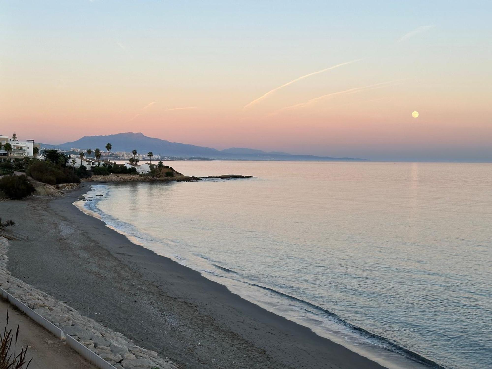 Beachfront, Top Floor Corner 2-Bed, Estepona Paseo Daire Dış mekan fotoğraf
