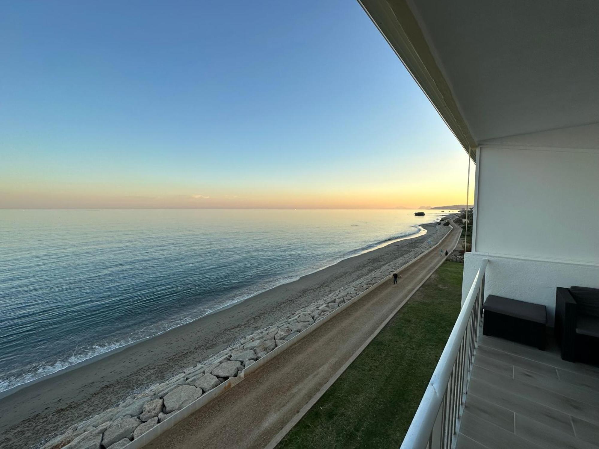 Beachfront, Top Floor Corner 2-Bed, Estepona Paseo Daire Dış mekan fotoğraf