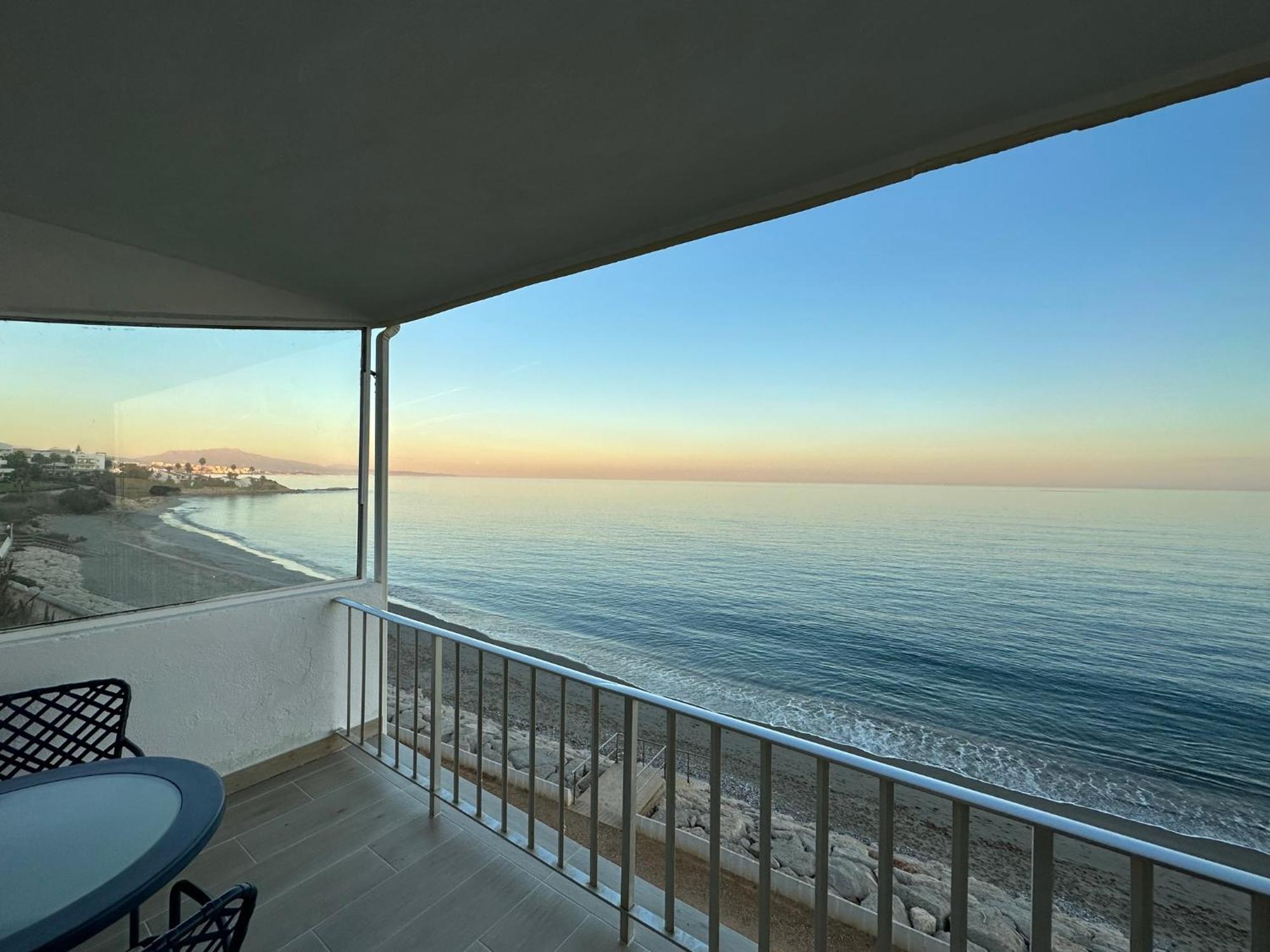 Beachfront, Top Floor Corner 2-Bed, Estepona Paseo Daire Dış mekan fotoğraf
